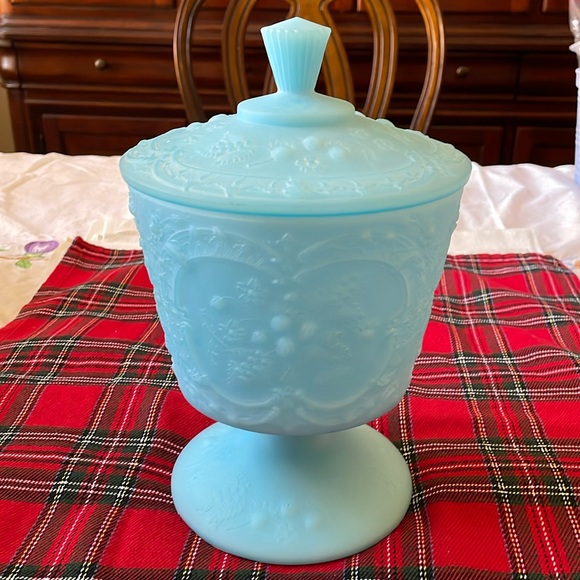 VTG Fenton blue satin glass Wild Strawberry footed with lid bowl - Picture 1 of 12